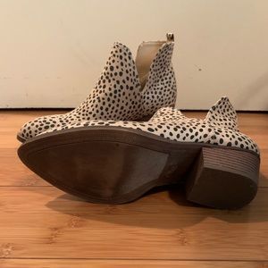 CLlaundry ankle cheetah print boots with side slit